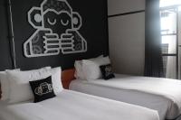 Blu Monkey Hub & Hotel Surat Thani客房内的一张或多张床位