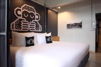 Blu Monkey Hub & Hotel Surat Thani客房内的一张或多张床位