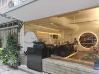 曼谷Dreamcatcher Bangkok的商店前方有窗的商店