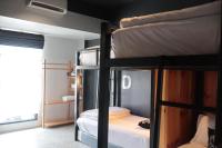 Blu Monkey Hub & Hotel Surat Thani客房内的一张或多张床位