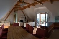 SchwanbergChalet-Südsteiermark - traumhafte Aussicht, Infinity Pool, Privatsphäre, Klima und de-luxe Ausstattung的带木桌椅的客厅