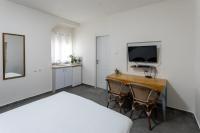 Little Prince Hostel-5 Min Walk To The Beach的电视和/或娱乐中心