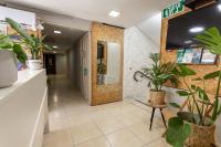 Little Prince Hostel-5 Min Walk To The Beach的电视和/或娱乐中心