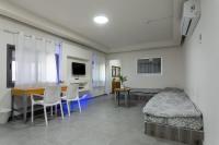 Little Prince Hostel-5 Min Walk To The Beach的电视和/或娱乐中心