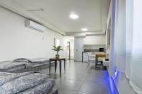 Little Prince Hostel-5 Min Walk To The Beach的厨房或小厨房