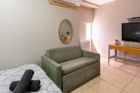 Little Prince Hostel-5 Min Walk To The Beach的电视和/或娱乐中心