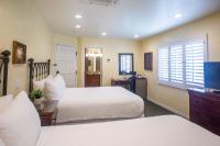 Castillo Inn at the Beach客房内的一张或多张床位