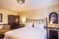Castillo Inn at the Beach客房内的一张或多张床位