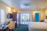 圣巴巴拉Castillo Inn at the Beach的一间卧室，配有一张床和一张带椅子的书桌