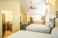 Castillo Inn at the Beach客房内的一张或多张床位