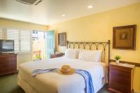 Castillo Inn at the Beach客房内的一张或多张床位