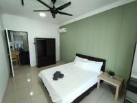 Pacific Place Ara Damansara LRT Pool Parking Netflix Kitchen By Kenangan Homes客房内的一张或多张床位