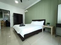 Pacific Place Ara Damansara LRT Pool Parking Netflix Kitchen By Kenangan Homes客房内的一张或多张床位
