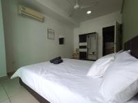Pacific Place Ara Damansara LRT Pool Parking Netflix Kitchen By Kenangan Homes客房内的一张或多张床位