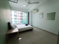 Pacific Place Ara Damansara LRT Pool Parking Netflix Kitchen By Kenangan Homes客房内的一张或多张床位