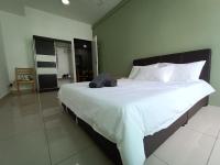 Pacific Place Ara Damansara LRT Pool Parking Netflix Kitchen By Kenangan Homes客房内的一张或多张床位