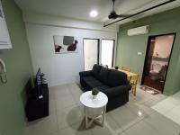 Pacific Place Ara Damansara LRT Pool Parking Netflix Kitchen By Kenangan Homes的休息区