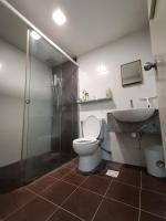 Pacific Place Ara Damansara LRT Pool Parking Netflix Kitchen By Kenangan Homes的一间浴室