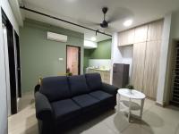 Pacific Place Ara Damansara LRT Pool Parking Netflix Kitchen By Kenangan Homes的休息区