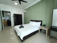 Pacific Place Ara Damansara LRT Pool Parking Netflix Kitchen By Kenangan Homes客房内的一张或多张床位