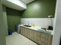 Pacific Place Ara Damansara LRT Pool Parking Netflix Kitchen By Kenangan Homes的厨房或小厨房