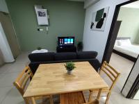 Pacific Place Ara Damansara LRT Pool Parking Netflix Kitchen By Kenangan Homes的电视和/或娱乐中心