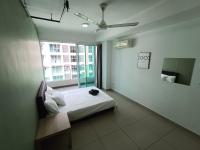 Pacific Place Ara Damansara LRT Pool Parking Netflix Kitchen By Kenangan Homes客房内的一张或多张床位