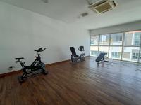 Pacific Place Ara Damansara LRT Pool Parking Netflix Kitchen By Kenangan Homes的健身中心和/或健身设施