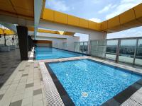 Pacific Place Ara Damansara LRT Pool Parking Netflix Kitchen By Kenangan Homes内部或周边的泳池