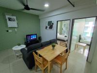 Pacific Place Ara Damansara LRT Pool Parking Netflix Kitchen By Kenangan Homes的电视和/或娱乐中心