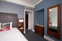 The Cumberland, London客房内的一张或多张床位