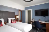 The Cumberland, London客房内的一张或多张床位