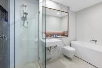 Meriton Suites Liverpool的一间浴室