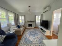 Beach House 100ms to Beach Freshly Renovated All New Appliances的电视和/或娱乐中心