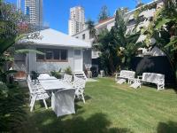 Beach House 100ms to Beach Freshly Renovated All New Appliances外面的花园