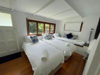 Beach House 100ms to Beach Freshly Renovated All New Appliances客房内的一张或多张床位