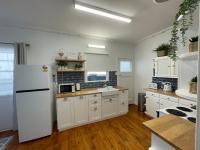 Beach House 100ms to Beach Freshly Renovated All New Appliances的厨房或小厨房