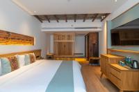 张家界Yoba Boutique Hotel的一间带大床和电视的卧室