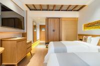 张家界Yoba Boutique Hotel的一间卧室，配有两张床和一台平板电视