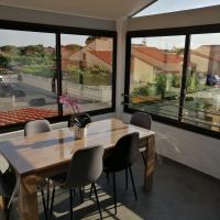 乐巴凯尔斯location maison de vacances jusqu&#39;à 6 personnes près du port et de la plage的一间有桌椅和窗户的餐厅