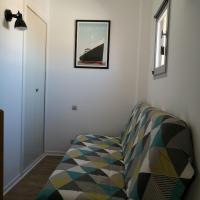 乐巴凯尔斯location maison de vacances jusqu&#39;à 6 personnes près du port et de la plage的墙上一张沙发