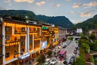 张家界Yoba Boutique Hotel的停满汽车的城市街道
