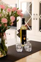 Modern 2-Bed Apt, Late check in available的酒水