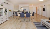 Modern 2-Bed Apt, Late check in available的厨房或小厨房