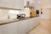 Modern 2-Bed Apt, Late check in available的厨房或小厨房