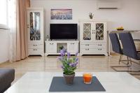 斯普利特Modern 2-Bed Apt, Late check in available的客厅里有一台白色娱乐中心的电视