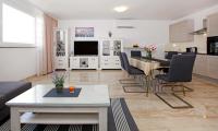 Modern 2-Bed Apt, Late check in available的厨房或小厨房