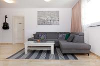 Modern 2-Bed Apt, Late check in available的休息区
