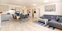 Modern 2-Bed Apt, Late check in available的休息区