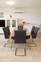 Modern 2-Bed Apt, Late check in available的电视和&#47;或娱乐中心